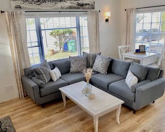 Mermaids & Moonlight By The Sea 1 Minute walk to the Beach License #0447 - Pacific Grove - Living room