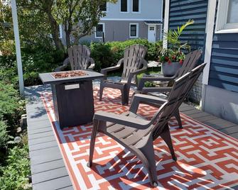 City Amenities, Casco Bay Sunrises and Natural Beauty - Portland - Patio