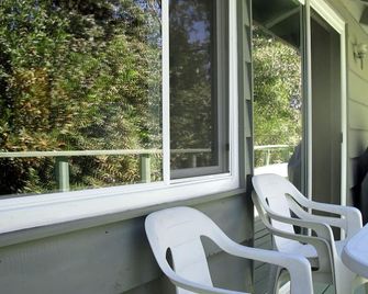 Beautiful two story chalet w/ beautiful lake & forest views + game room! - Crestline - Balcon