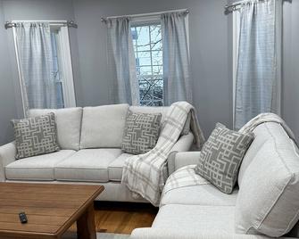 Charming Apartment-Saint Anselm -Snhu - Manchester - Living room