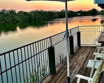 Lakehouse with Hot Tub and Beautiful Water Views! - Seabrook - Balcony