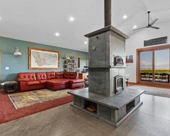 Gameroom, Sauna, Cold Plunge, B-ball, Pizza Oven, & Campfire. - Manhattan - Sala de estar