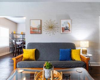 The Charm Chickasha, Fiber Wifi, Washer & Dryer, Near Dt Chickasha And Leg Lamp! - Chickasha - Wohnzimmer