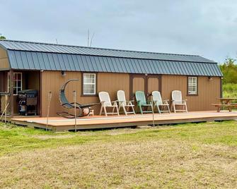 Primitive cabin with additional camping room - Atwater - Patio
