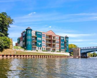 Cozy Efficiency at Downtown Manistee - Manistee - Building