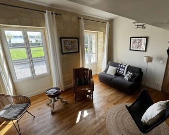 On the corniche de la gironde one- or two-bedroom apartment - Bourg - Sala de estar