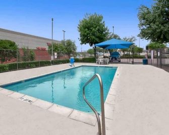 2 Full Beds | Accessible, Non-Smoking - Benbrook - Zwembad