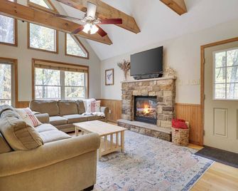 Woodland Oasis by Avantstay Hot Tub, Firepit, Walk to Lake - Lake Harmony - Sala de estar