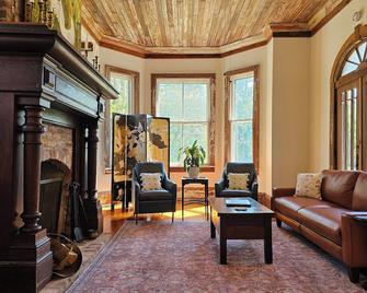 The Glynns by Louisiana Hospitality Group - Saint Francisville - Living room