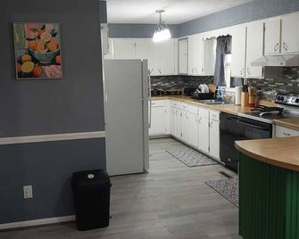 Spacious 5-bedroom house in serene Wytheville with AC - Wytheville - Kitchen