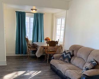 This home is a great spot to stash your belongings and go explore the historical town of Thermopolis - Thermopolis - Living room
