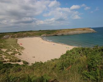 No 2 New Cottages - Pembroke - Beach