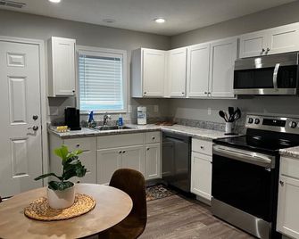 821 Gregg St. 2 Bed Apt Fully Furnished - Washington Court House - Kitchen
