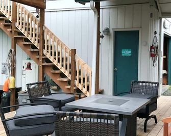 Dog-friendly home with two full kitchens & a gas grill - walk to the ocean - Reedsport - Patio
