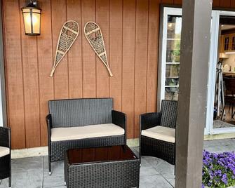 Lakefront ground floor apartment on Snow Pond, close to Colby and Thomas College - Oakland - Patio