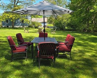 Updated Historical beach cottage in Scarborough near beaches, old orchard & more - Scarborough - Patio