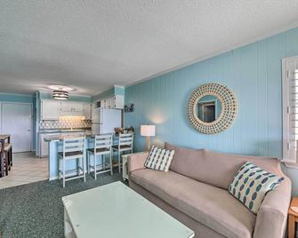 Beachfront Condo with Boardwalk and Pool Access! - Atlantic Beach - Sala de estar