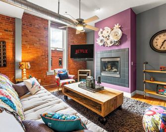 The 1901 Loft - Heart of Old Colorado City, walking distance to everything - Colorado Springs - Living room