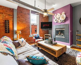 The 1901 Loft - Heart of Old Colorado City, walking distance to everything - Colorado Springs - Sala de estar