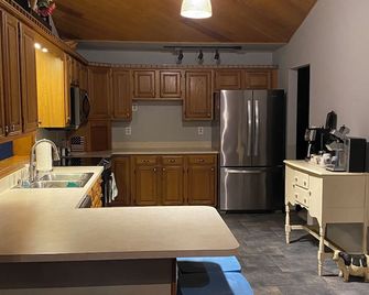 Relax in the woods with your own private pool - 4 BR house that sleeps up to 12. - Havre de Grace - Kitchen