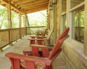 Bearadise Cabin on 300+ ft of Brasstown Creek: Near John C. Campbell Folk School - Brasstown - Patio