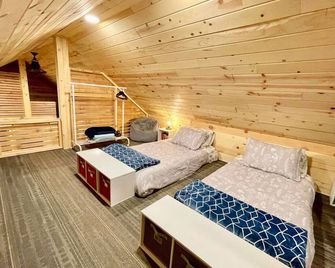 Cozy Forest Cabin w/ Sauna & Hot Tub! - La Pine - Bedroom