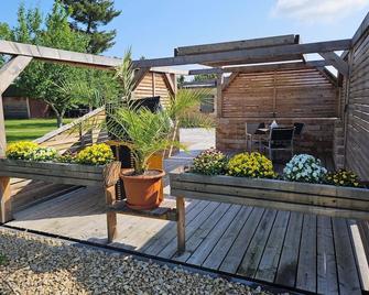 Ferienwohnung mit Eigener Küche - Großpösna - Innenhof