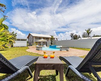 Ocean views, Resort-like pool, hot tub and A/C! This place has it all! - Keaau - Pátio