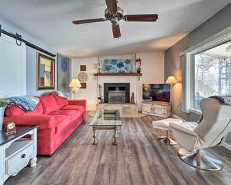 Lakefront Vacation Rental with Deck and 2 Docks! - Hardy - Living room