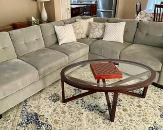 5 Bedroom Lake House on quiet street, walk to town - Lakeville - Sala de estar