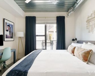 Lodgeur | Gorgeous 1BR loft w/ patio | Midtown - Houston - Bedroom