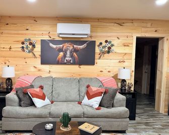 Blue Ridge Haven - Walking Distance to Downtown Galax, VA - Galax - Living room
