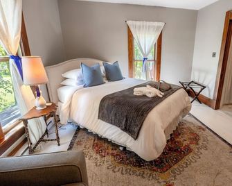 Historic Farmhouse with Hot Tub, Treehouse Shower, & Chickens! - Michigan City - Camera da letto