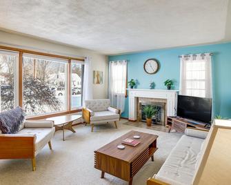 NE Executive Home close to all things Grand Rapids in highly desirable NE GR! - Grand Rapids - Living room