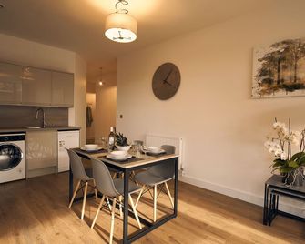 Sunlit One Bedroom Apartment with Terraced Patio - Hungerford - Dining room