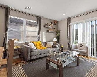 Luxury Gated home near NYC and EWR with free Parking - Elizabeth - Living room