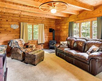 Private Hannibal Cabin with Sauna and Hot Tub! - Fulton - Sala de estar