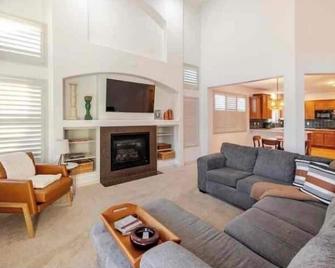 Spacious, Mountain View Home - 15 mins to DIA - Commerce City - Sala de estar