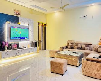 Sandhu Homestay - Rajasansi - Living room
