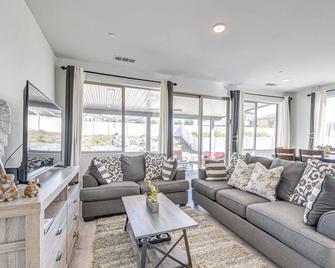 Luxe Beaumont Home With Private Pool! - Beaumont - Wohnzimmer