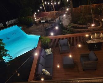 Private Austin Oasis, sleeps 10+, 4 Rooms, Game, Campfire, Playscape, Pool, Tent - Austin - Pool