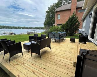 Updated cottage with 100' lakefront - Three Rivers