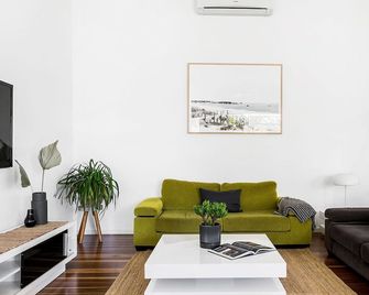 Clique 2 - moments from Main Beach with pool - Byron Bay - Living room