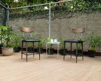 Long-Term Stay 2-Story Luxury Townhouse Near Devon House - Half Way Tree - Patio