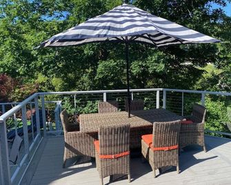 Candlewood Lake Perfection: Large and very private House, property and pool. - Brookfield - Balcón