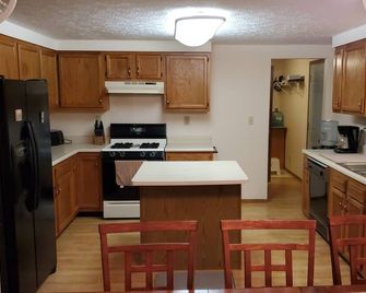 Channel Property on Lake Wawasee - bring your boat/dog! - Syracuse - Cocina
