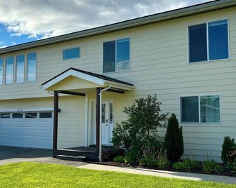 Home Near Mendenhall Glacier, Hot Tub, Free Parking - Juneau - Building