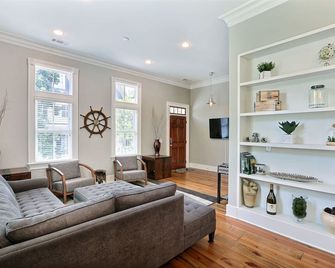 Brand New Townhome Near Park with Parking by Lucky Savannah - Savannah - Living room