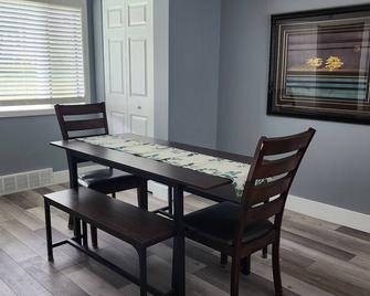 Cozy getaway mins from Michigan Tech, Ski & Snowmobile trails & Lake Superior - Hancock - Dining room
