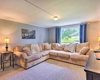 Lakefront Retreat with Shared Dock and Fire Pit! - Swanton - Living room